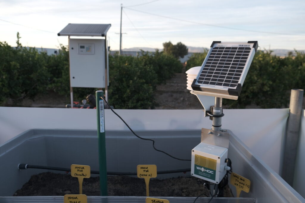 Imagen de sensor de detección de agua y panel solar