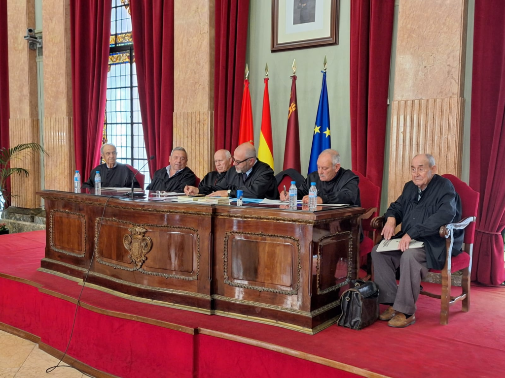 Integrantes de El Tribunal de El Consejo de los Hombres Buenos